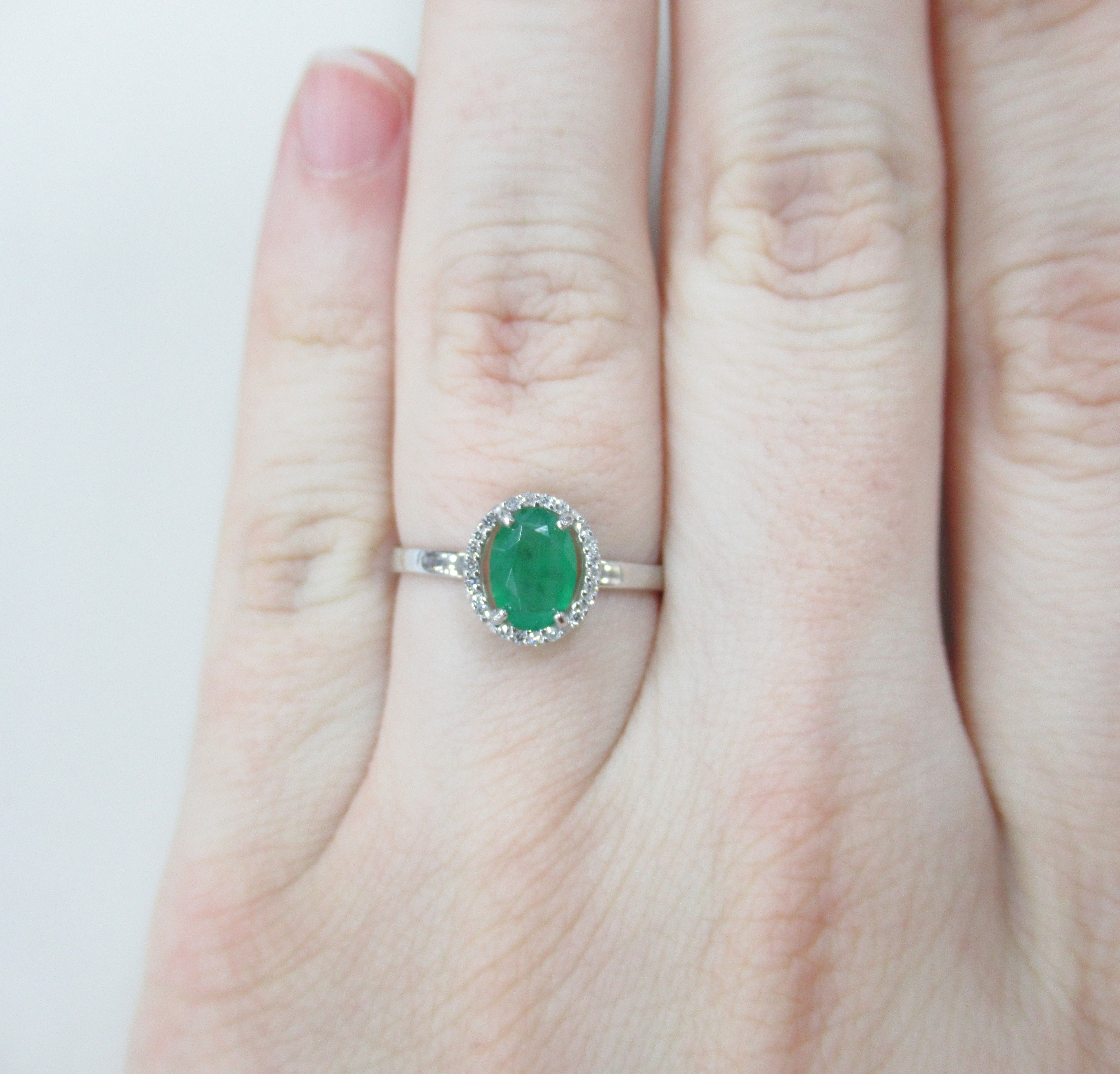 Кольцо из белого золота с изумрудом